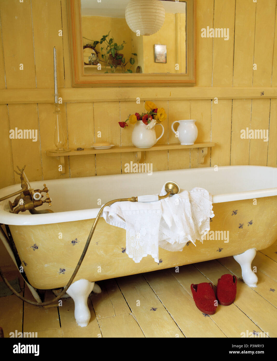 Giallo roll-top bagno in bagno tradizionale Foto Stock