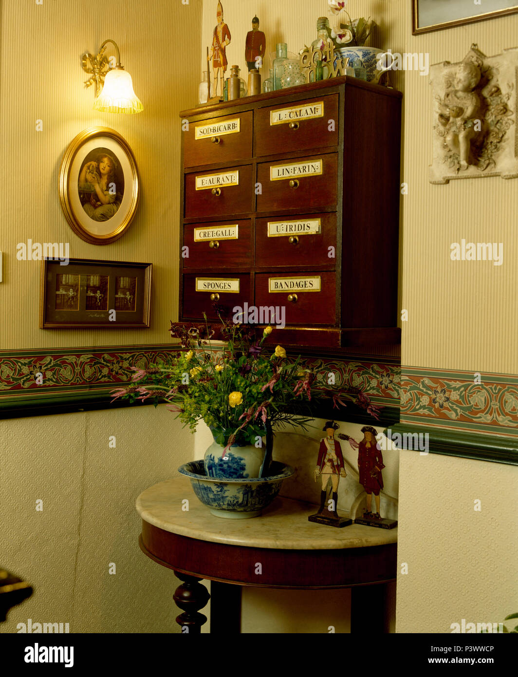 Antico speziale cassetti sopra con ripiano in marmo tavolo console in  angolo di stile Vittoriano, Sala da bagno Foto stock - Alamy