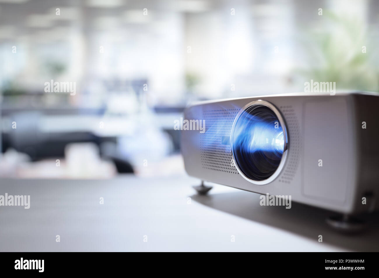 LCD Proiettore video a conferenze di affari o lezione in ufficio con spazio di copia Foto Stock