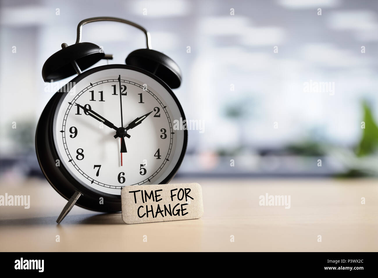 Tempo per la modifica o il concetto di azione messaggio con sveglia sulla scrivania in ufficio Foto Stock