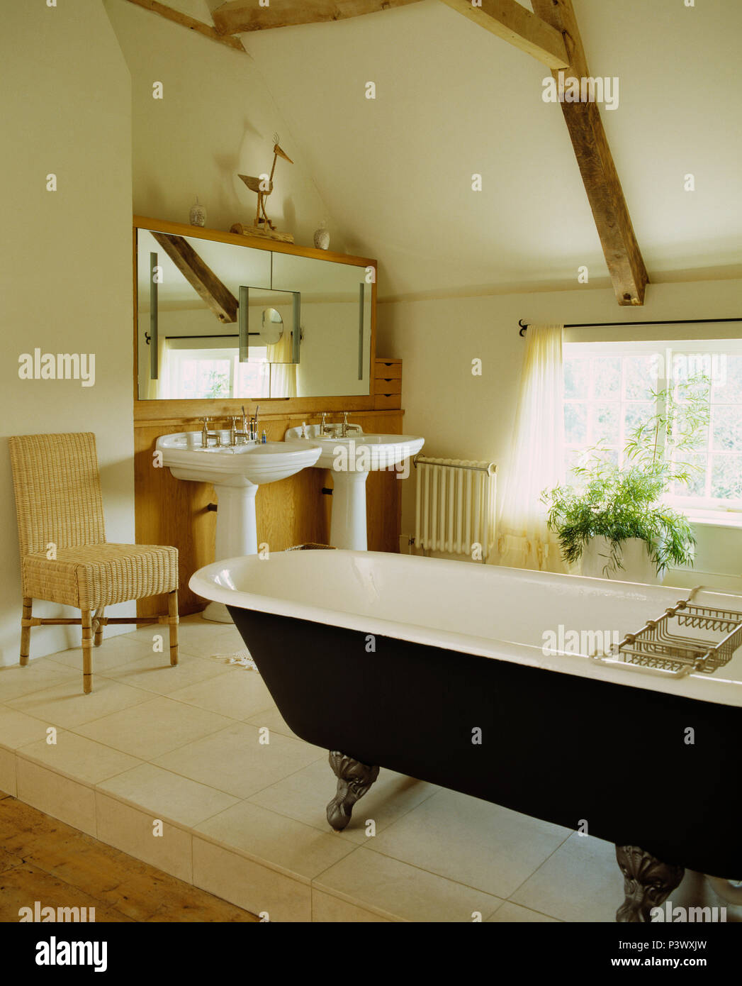 Piedistallo doppia conche sotto lo specchio nel paese bagno con roll-top bagno in soffitti alti paese bagno Foto Stock