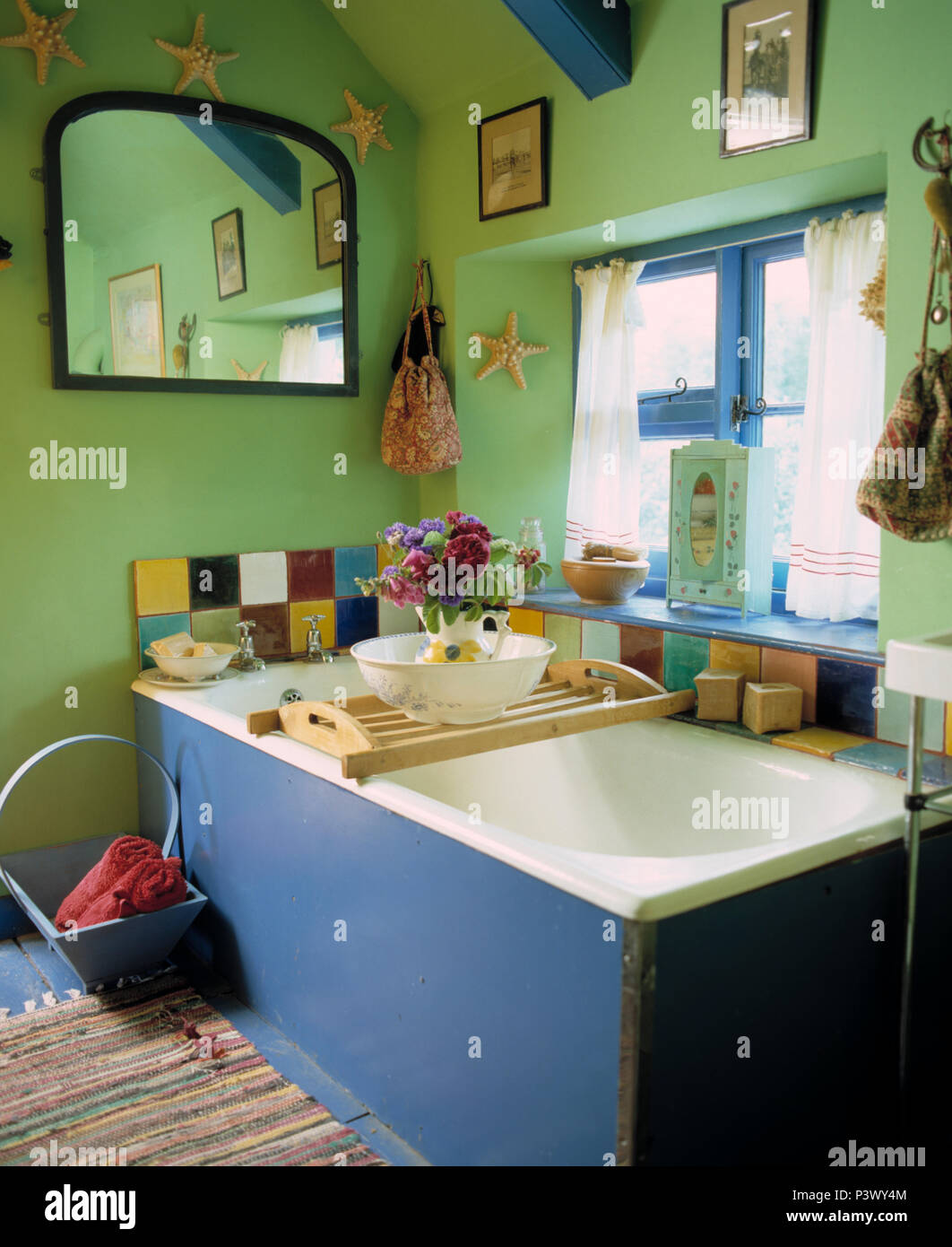 Tradizionale blu e verde in bagno il cornicione di un attico con conversione starfish sulle pareti Foto Stock