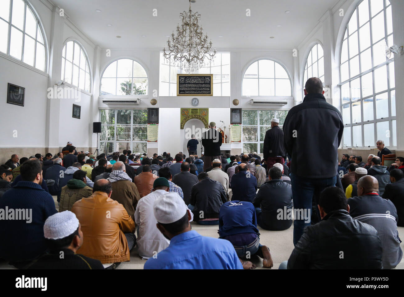Mulçumanos de diversas nacionalidades oram em mesquita localizada na Rua Barão de Ladário, 922 Pari, São Paulo (SP). Foto Stock