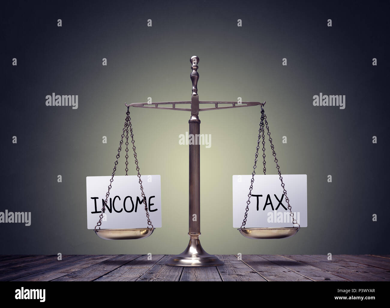 Le imposte sul reddito equilibrio delle finanze scale libri di concetto Foto Stock