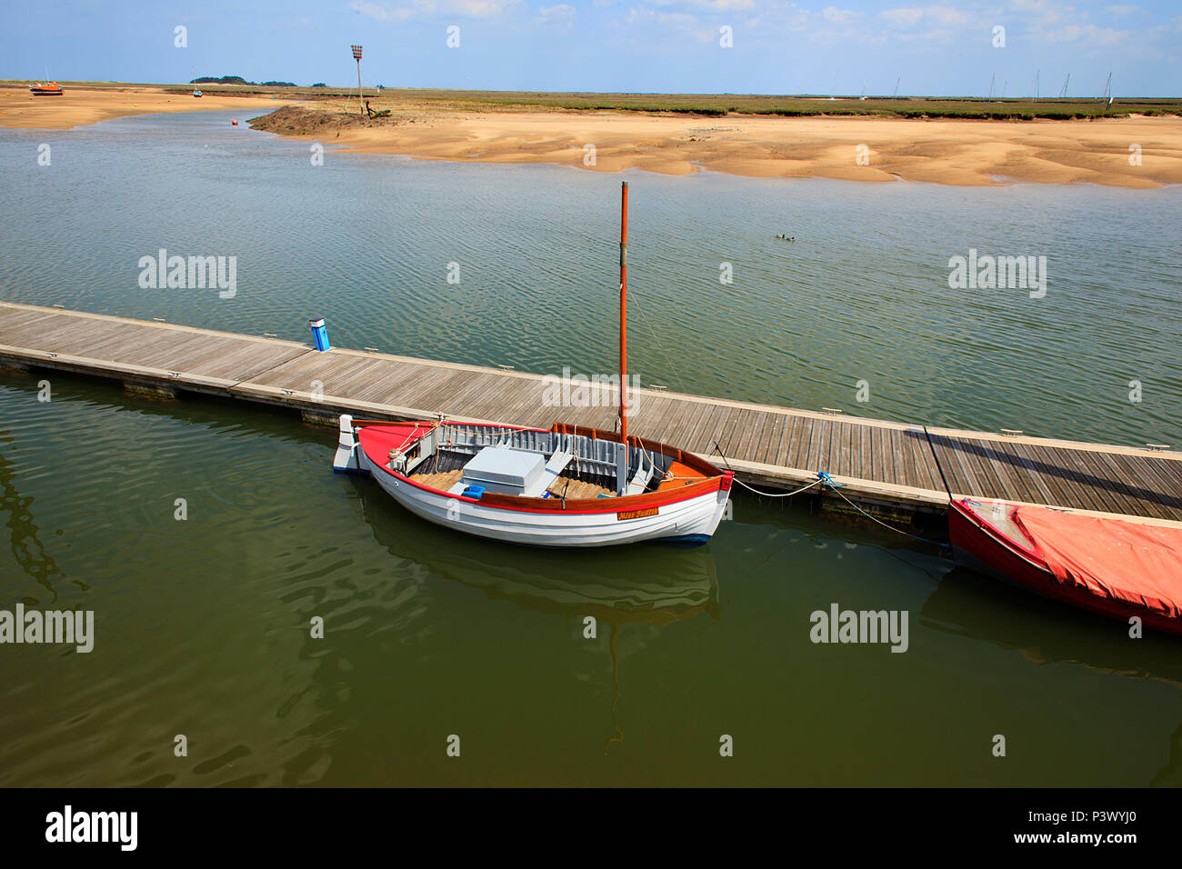 Piccola barca da pesca ormeggiata sul pontile a Wells-next-the-Sea a Low Tide sulla costa di Norfolk, Regno Unito Foto Stock
