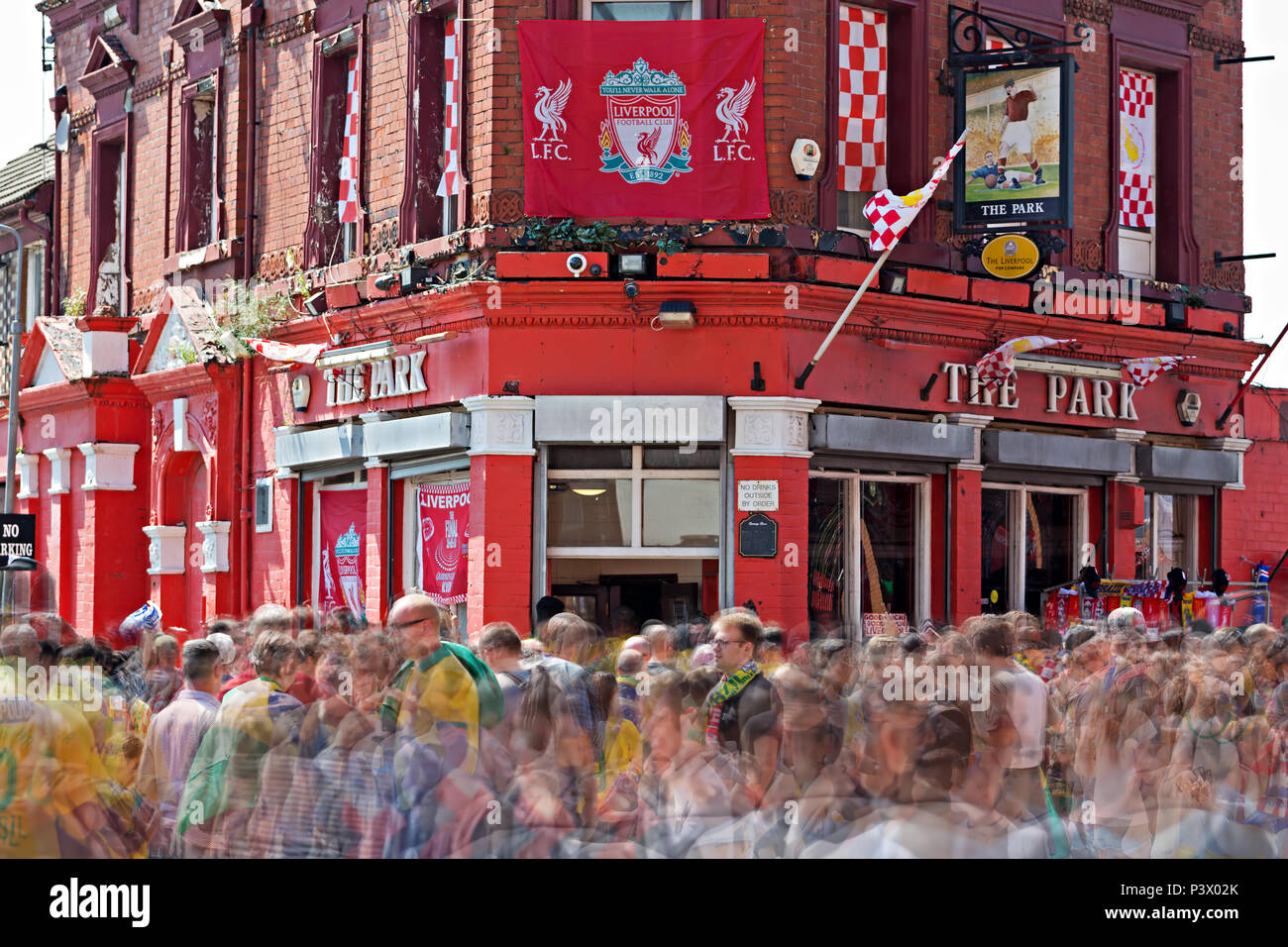 Più immagine di esposizione degli appassionati di calcio al di fuori di Anfield Liverpool per la partita amichevole tra il Brasile e la Croazia Foto Stock