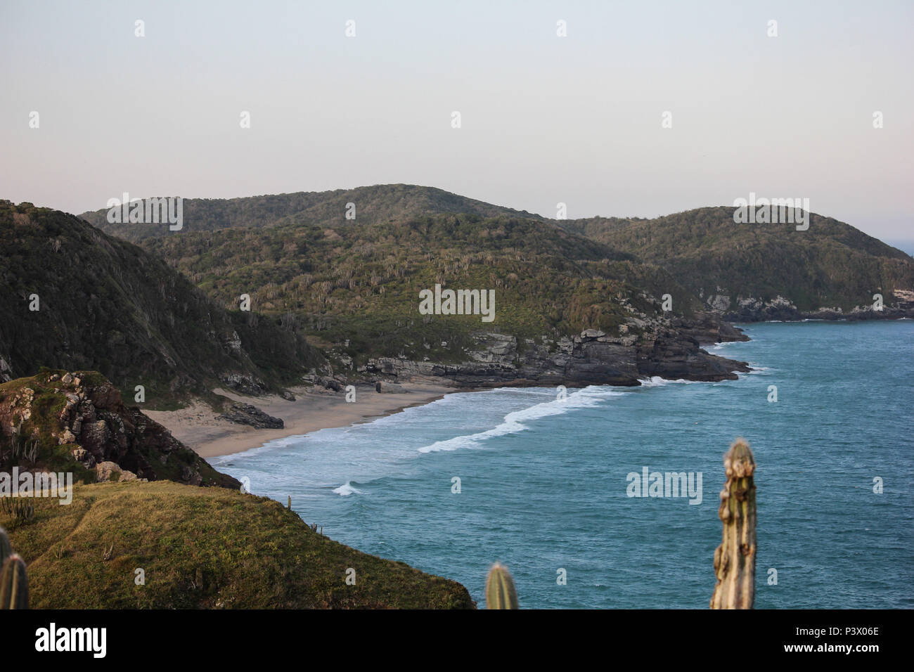 Praia Brava, em Cabo Frio, vista a partir do Morro do Farolete (ogiva). Un Praia é protegida por escarpas e tem uma área destinada à prática de nudismo. O acesso é feito por trilha na mata e o lugar é, preservado não havendo quiosques, estradas ou restaurantes. Principais pontos turísticos de Cabo Frio, na região dos Lagos, no Rio de Janeiro. Foto Stock