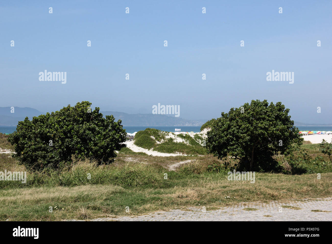 Vista da Praia do Forte, nessun centro de Cabo Frio, um dos principais pontos turísticos de Cabo Frio, na região dos Lagos, no Rio de Janeiro. Foto Stock