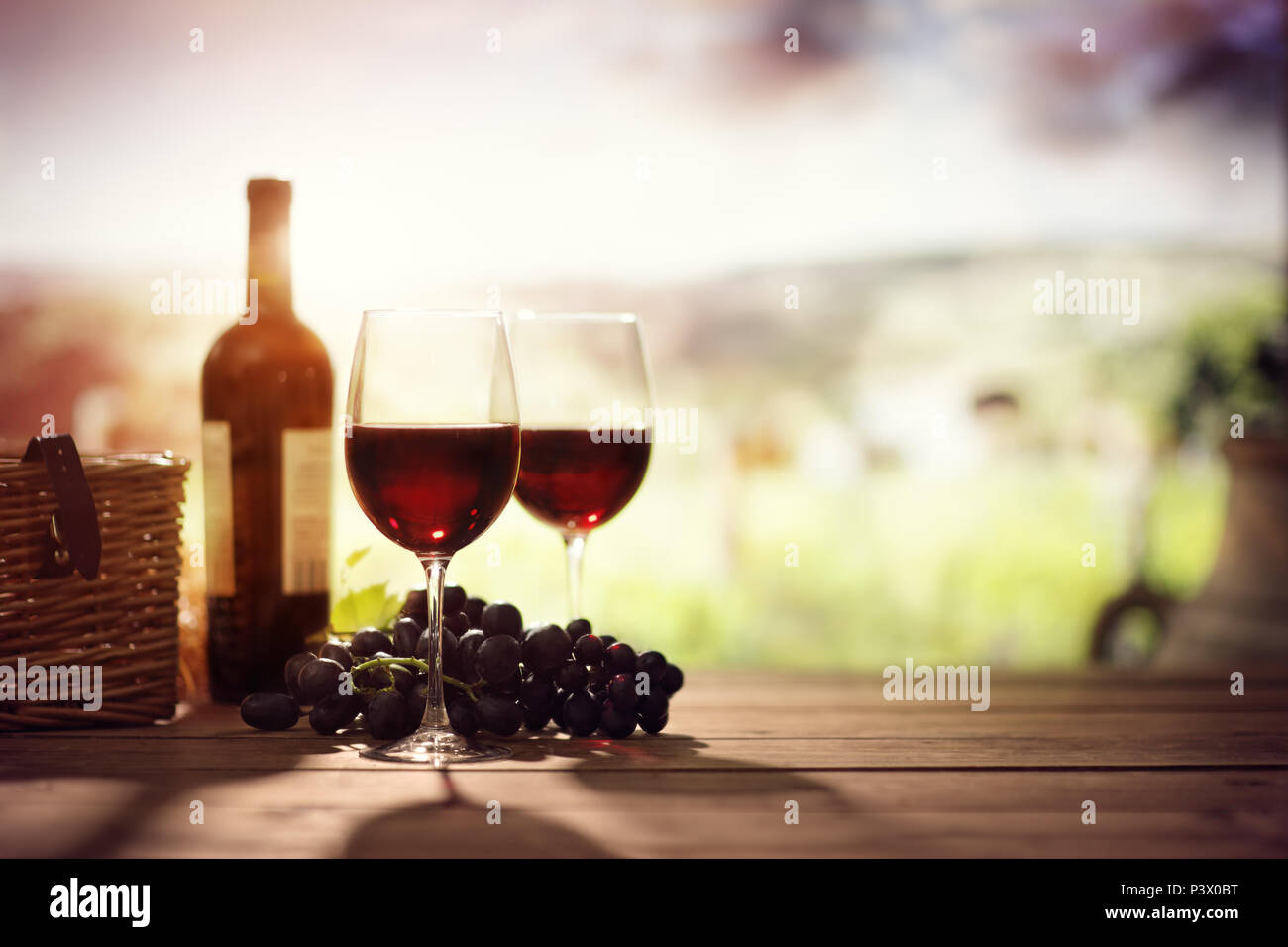 Vino rosso e bottiglia di vetro su tavola in vigna Toscana Italia Foto Stock