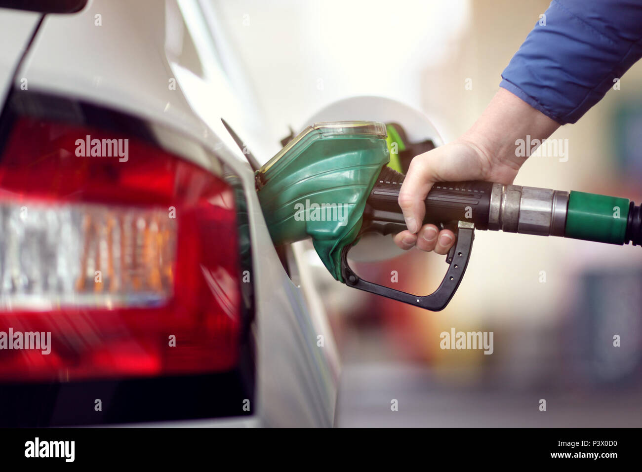 Il rifornimento di carburante della macchina in corrispondenza di una stazione di rifornimento della pompa carburante Foto Stock