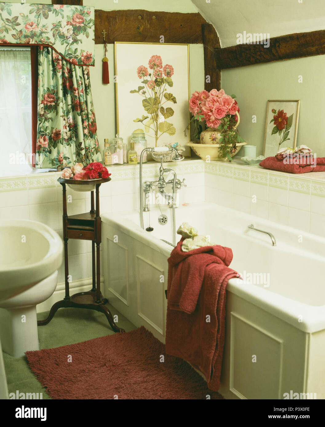 Alle tradizionali piccole stanze da bagno di colore bianco con tinto scuro travi Foto Stock