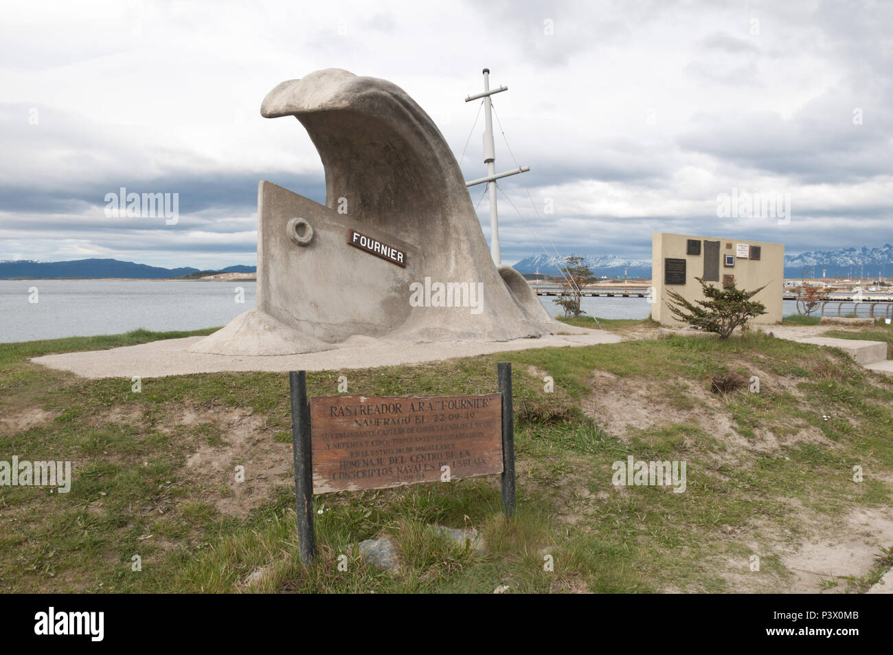 Monumento em memória ao naufrágio do Navio A.R.A Fournier, na cidade de Ushuaia, Argentina. O navio naufragou em 1949 com 77 pessoas a bordo. Foto Stock