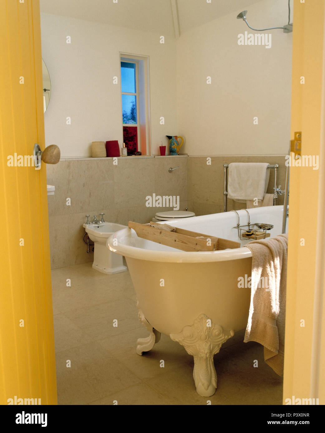 Piede artiglio freestanding bath in ampio bagno moderno Foto Stock