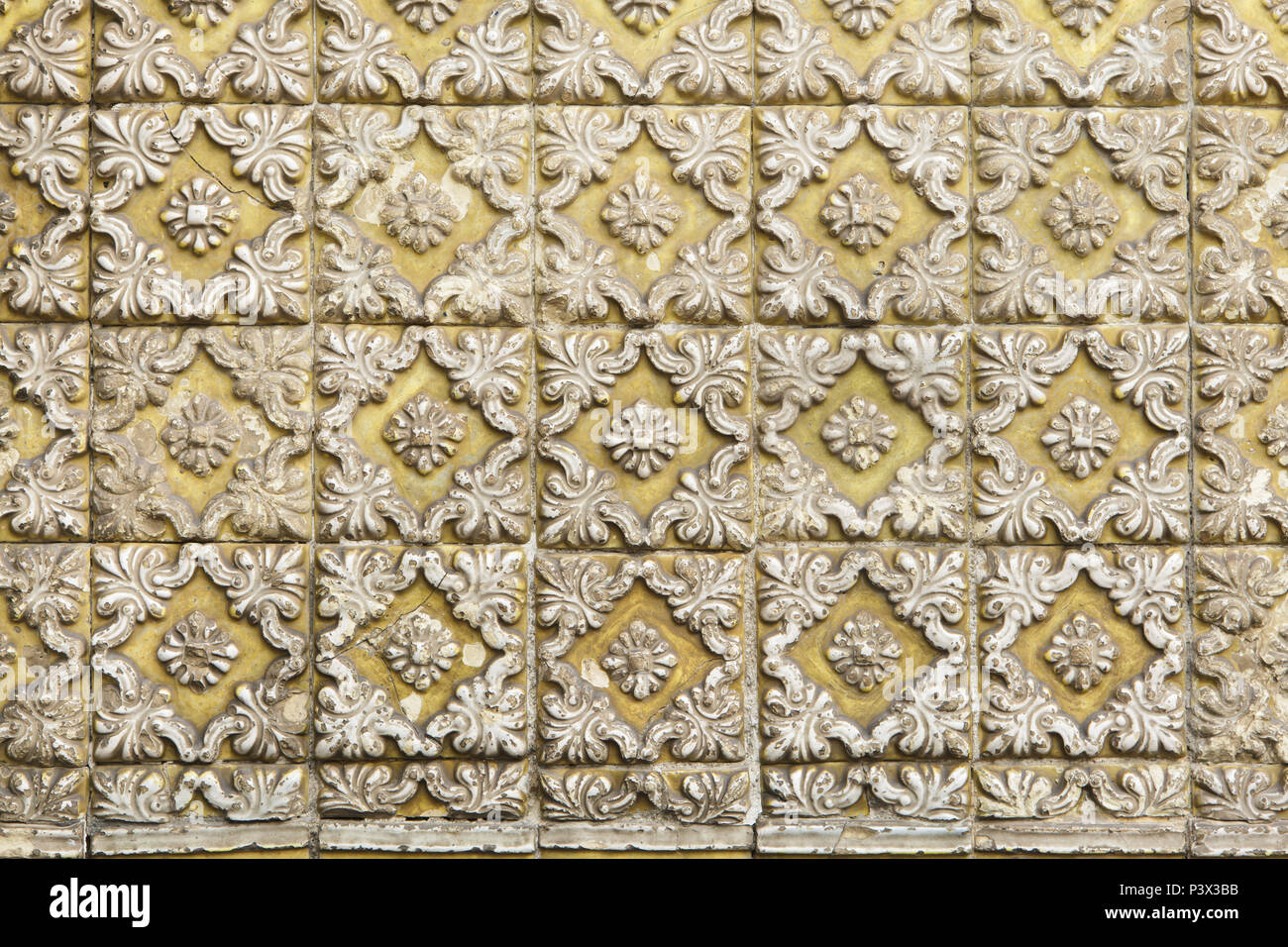 Tradizionale portoghese piastrelle azulejo sulla costruzione a Porto, Portogallo. Texture di sfondo. Foto Stock