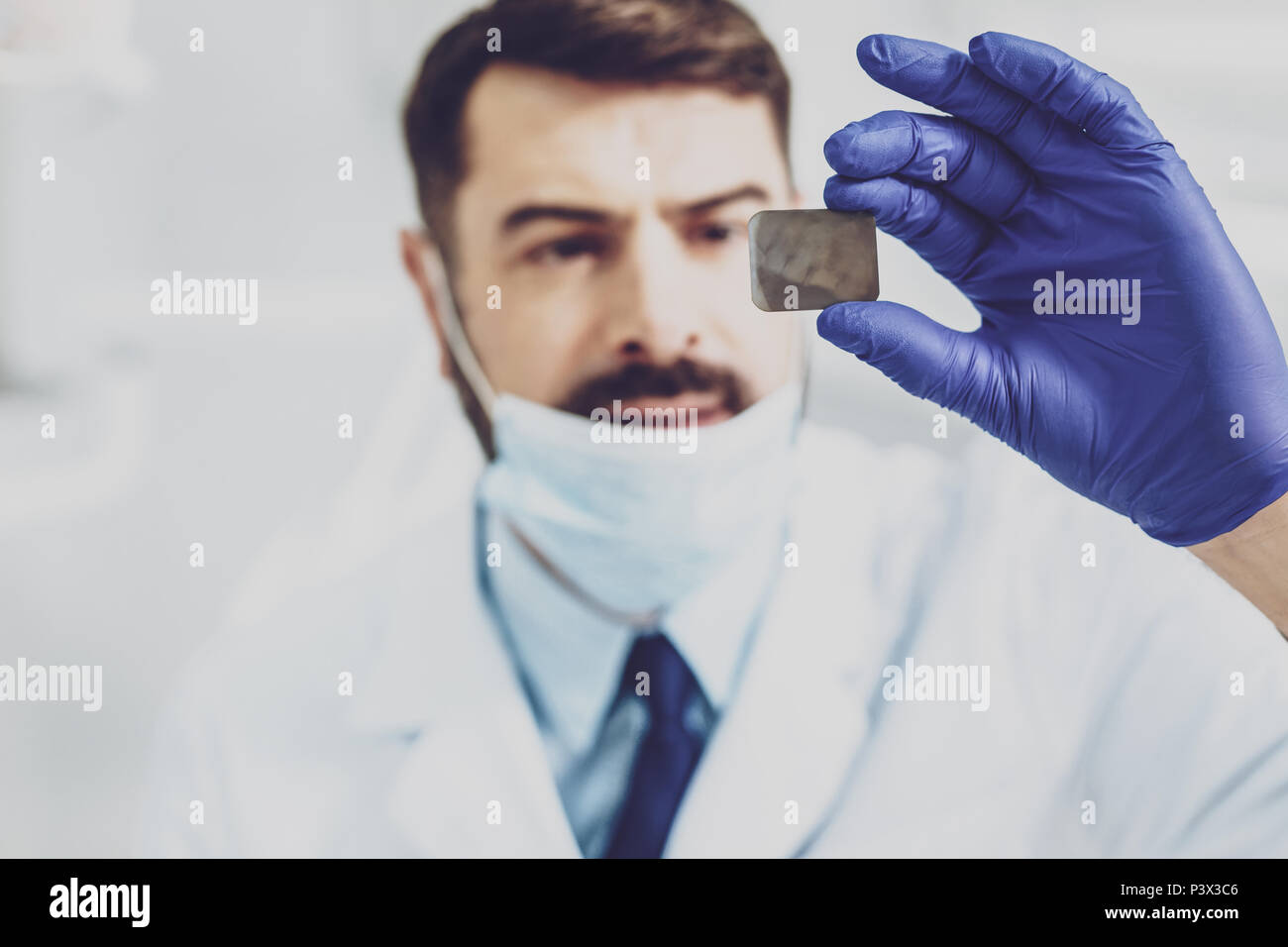 Incentrato sulla fotografia di mano maschio che azienda foto Foto Stock