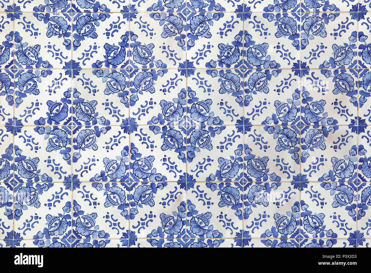 Tradizionale portoghese piastrelle azulejo sulla costruzione a Porto, Portogallo. Texture di sfondo. Foto Stock