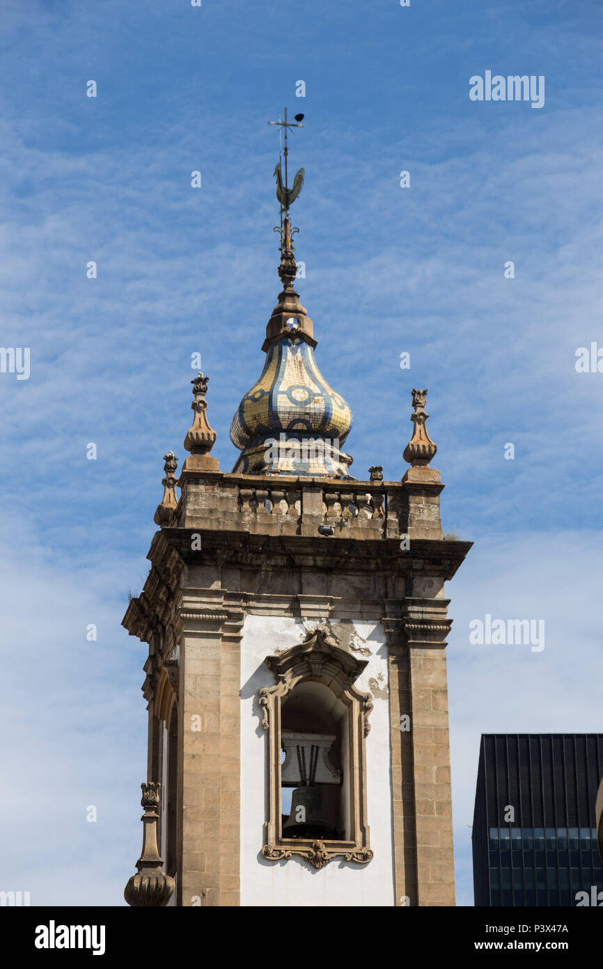 Algumas peças Fare mosaico de azulejos das caíram cúpulas e precisam de reparos. Fachada e detalhes arquitetônicos da Igreja de São Francisco de Paula, no Largo de São Francisco de Paula, Centro Histórico do Rio. Un construção iniciou-SE EM 1759 com iniciativa dos irmãos da Ordem dos Terceira Mínimos de São Francisco de Paula, com conclusão em 1801, só ficou completamente pronta em 1861, quando foi inaugurada por Dom Pedro II e Teresa Cristina. Atualmente é a segunda maior igreja da cidade, ficando ritardo apenas da Igreja da Candelária. Na fachada destacam-se come Duas Torres imponentes, os sinos r Foto Stock