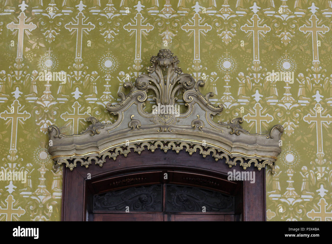 Detalhes arquitetônicos no interior da igreja. Vista de detalhes artísticos e arquitetônicos da Igreja de Nossa Senhora do Carmo, una Antiga Sé. Na igreja foram celebradas cerimônias importantes para a história do Brasil, como un dos sagração imperadores Dom Pedro I e Dom Pedro II e também o casamento da Princesa Isabel com o Conde d'Ue. Dom João VI designou a igreja como Capela Real Portuguesa e depois como Catedral do Rio de Janeiro, mantida até 1976 nessun locale. Foto Stock