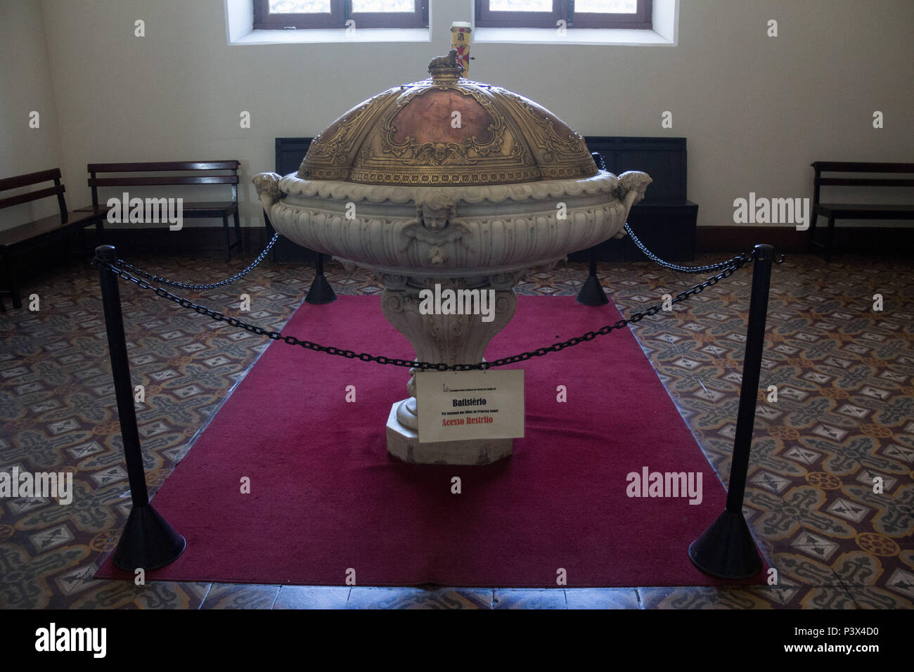 Pia batismal onde os filhos de Princesa Isabel foram batizados. Vista de detalhes artísticos e arquitetônicos da Igreja de Nossa Senhora do Carmo, una Antiga Sé. Na igreja foram celebradas cerimônias importantes para a história do Brasil, como un dos sagração imperadores Dom Pedro I e Dom Pedro II e também o casamento da Princesa Isabel com o Conde d'Ue. Dom João VI designou a igreja como Capela Real Portuguesa e depois como Catedral do Rio de Janeiro, mantida até 1976 nessun locale. Foto Stock