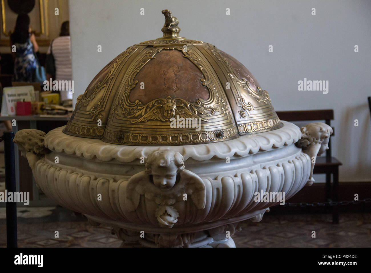 Pia batismal onde os filhos de Princesa Isabel foram batizados. Vista de detalhes artísticos e arquitetônicos da Igreja de Nossa Senhora do Carmo, una Antiga Sé. Na igreja foram celebradas cerimônias importantes para a história do Brasil, como un dos sagração imperadores Dom Pedro I e Dom Pedro II e também o casamento da Princesa Isabel com o Conde d'Ue. Dom João VI designou a igreja como Capela Real Portuguesa e depois como Catedral do Rio de Janeiro, mantida até 1976 nessun locale. Foto Stock