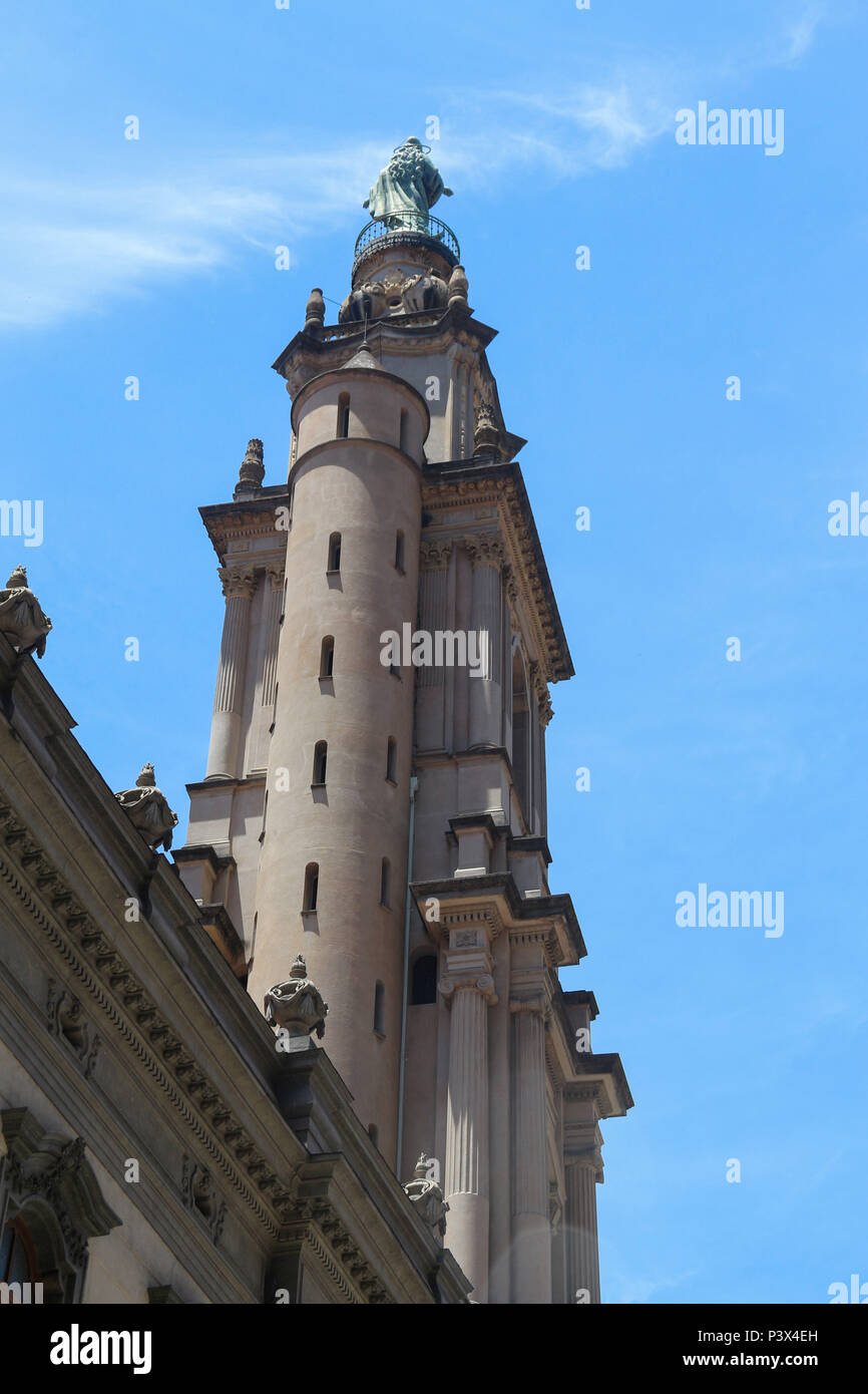 Un área esterna da igreja ocupa um trecho na esquina Ruas das Primeiro de Março e Sete de Setembro. Una fachada é rica em detalhes arquitetônicos e sua torre chama atenção à distância. Vista de detalhes artísticos e arquitetônicos da Igreja de Nossa Senhora do Carmo, una Antiga Sé. Na igreja foram celebradas cerimônias importantes para a história do Brasil, como un dos sagração imperadores Dom Pedro I e Dom Pedro II e também o casamento da Princesa Isabel com o Conde d'Ue. Dom João VI designou a igreja como Capela Real Portuguesa e depois como Catedral do Rio de Janeiro, mantida até 1976 nessun locale. Foto Stock