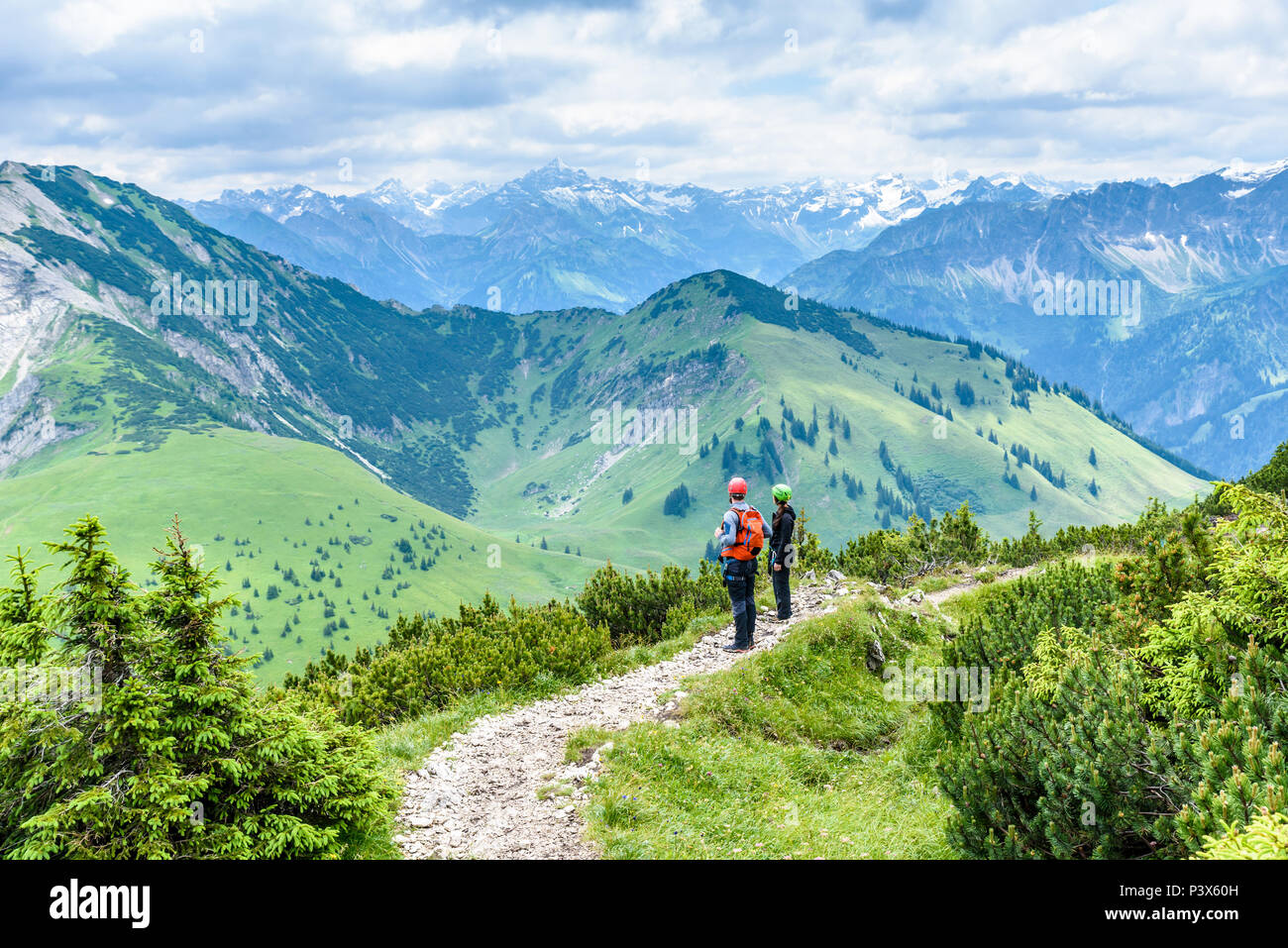 Escursionista nel bellissimo paesaggio delle Alpi in Germania - Escursioni in montagna Foto Stock