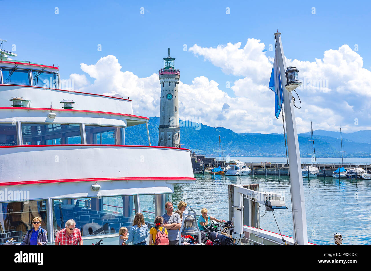 Lindau presso il lago di Costanza, Baviera, Germania - Scena su una barca per gite che appena è arrivato al molo. Foto Stock