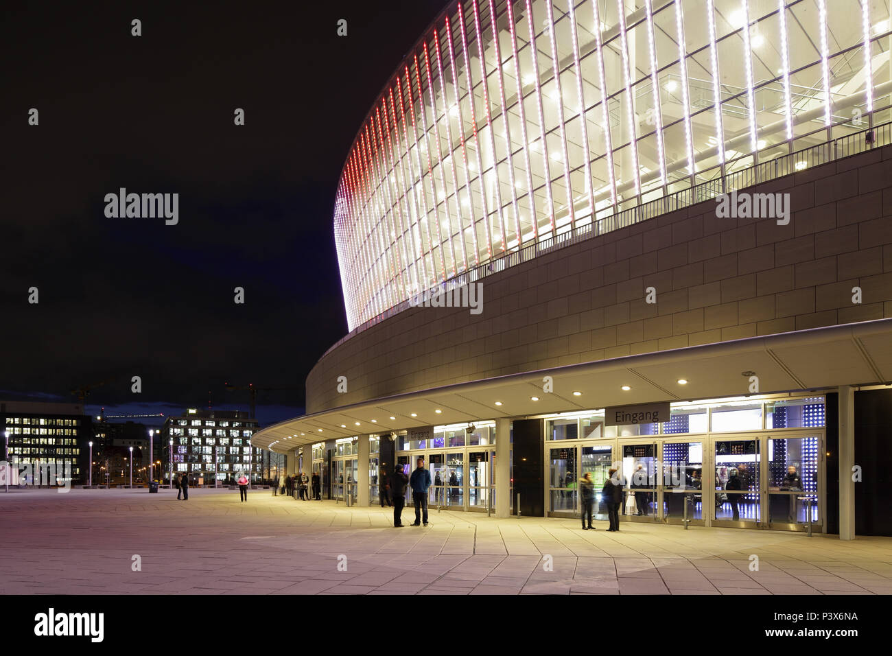 Berlino, Germania, illuminato Mercedes-Benz Arena presso la Casa di Stoccarda-Platz a Berlino-friedrichshain Foto Stock