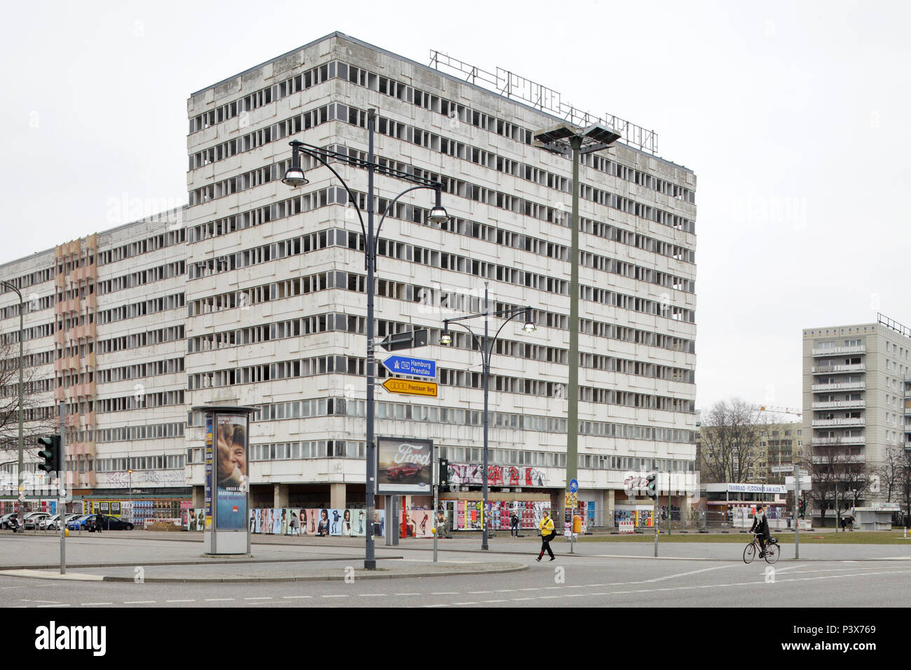 Berlino, Germania, ex casa di statistiche nel Karl-Marx-Allee corner Otto-Braun-Strasse in Berlin-Mitte Foto Stock
