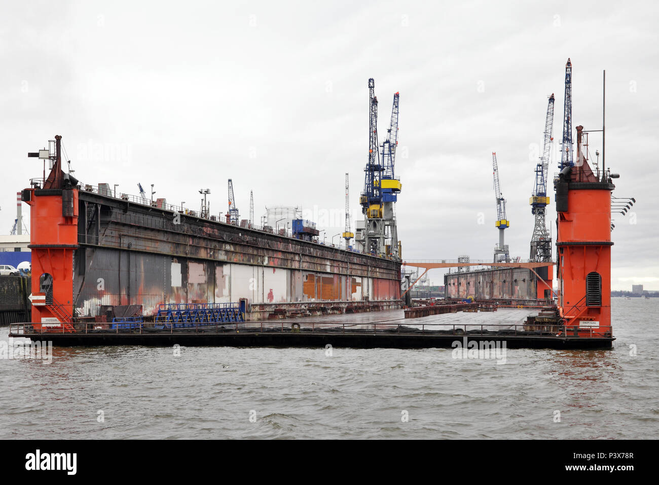 Amburgo, Germania, vuoto bacino galleggiante di Blohm Voss e cantiere navale nel porto di Amburgo Foto Stock