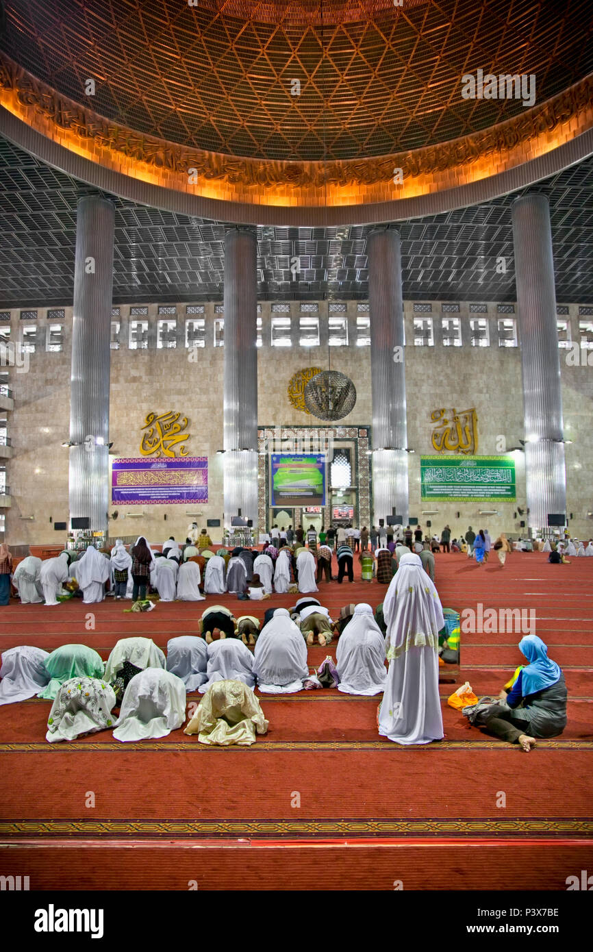 JAKARTA, Indonesia - 27 dicembre: musulmani pregano all' Istiqlal Moschea Mesjid su dicembre 27, 2011 a Giacarta. Modello di piastrelle sul pavimento attira il luogo Foto Stock