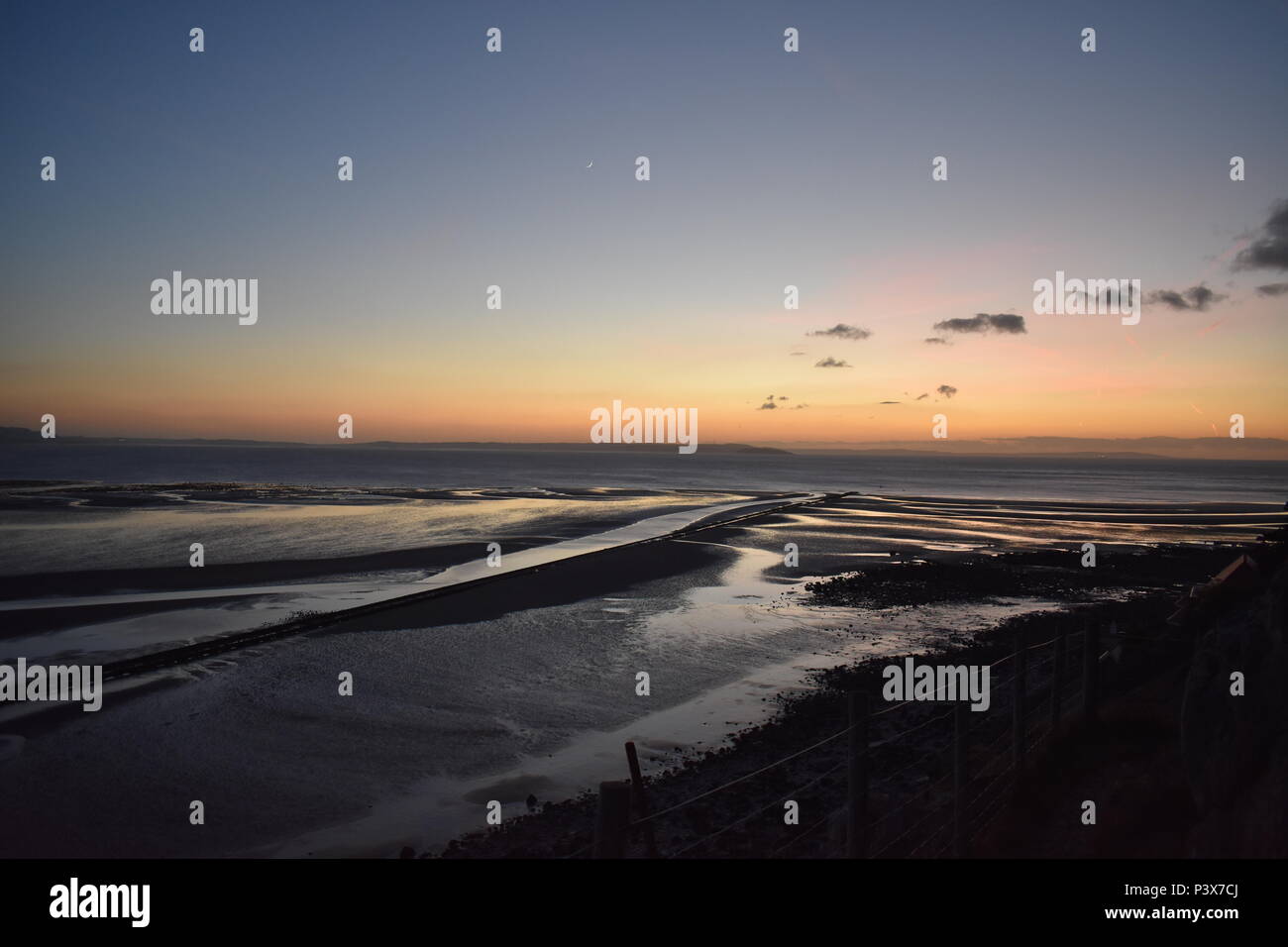 West shore, Llandudno, Galles del Nord, Regno Unito - tramonto invernale, vista di Anglesey sullo sfondo Foto Stock