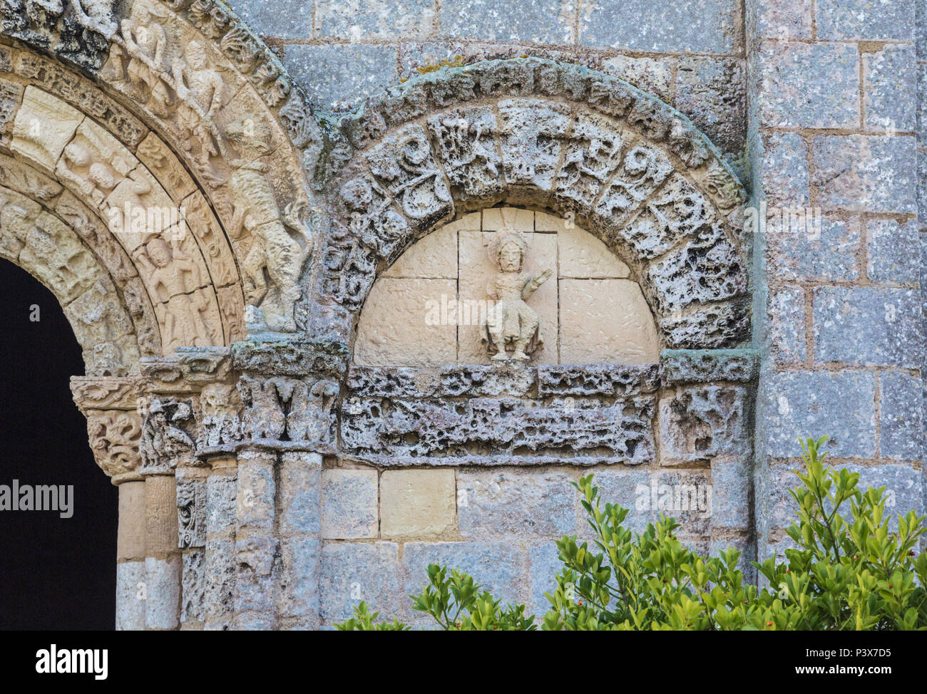 Talmont sur Gironde, Charente-Maritime reparto, Poitou-Charentes. Chiesa romanica di Sainte-Radegonde, costruito 1094 Annuncio. La figura di Cristo in Majes Foto Stock