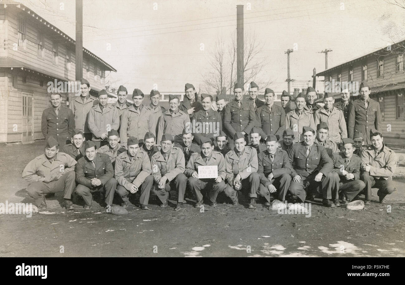 Antique Febbraio 1943 fotografia, un gruppo di soldati a Fort Custer Training Center in Michigan. Essi dispongono di un cartello che dice "Fort Custer 1021.' Fonte: FOTOGRAFIA ORIGINALE Foto Stock