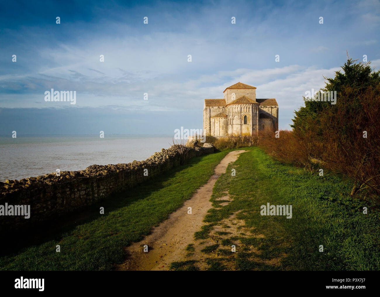 Talmont sur Gironde, Charente-Maritime reparto, Poitou-Charentes. Chiesa romanica di Sainte-Radegonde, costruito 1094 Annuncio. Foto Stock