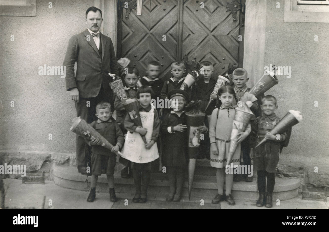 Antico risalente al 1910, fotografia di un gruppo di scolari con la scuola tradizionale coni (Schultüte). Fonte: fotografia originale Foto Stock