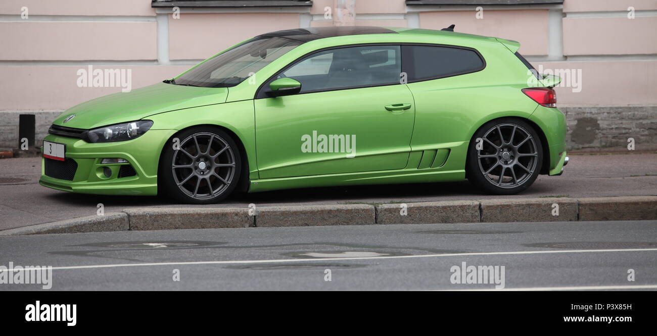 Il verde auto sportiva una vista laterale Foto Stock