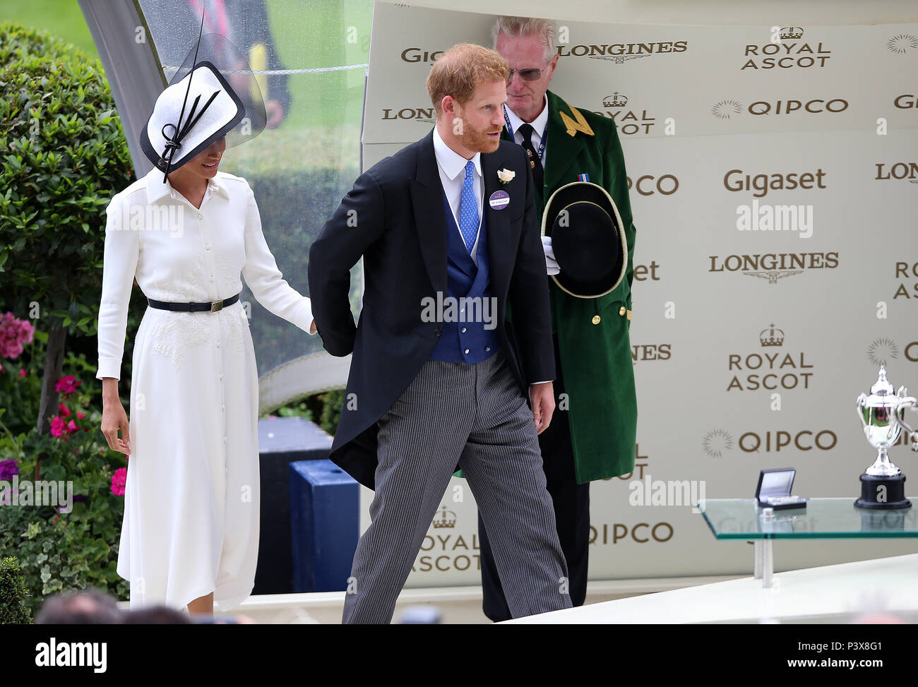 Il principe Harry, duca di Sussex e Meghan, duchessa di Sussex presente i premi dopo senza parole ha vinto il St James's Palace Stakes durante il giorno uno del Royal Ascot a Ascot Racecourse. Foto Stock