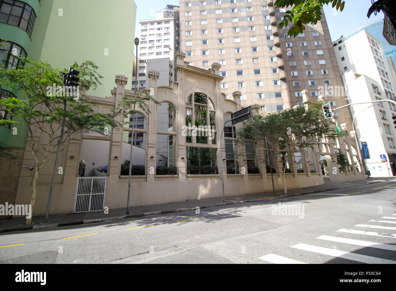 Vista de pórtico em frente a hotel de Rua Araújo, na Praça da República, São Paulo-SP. Foto Stock