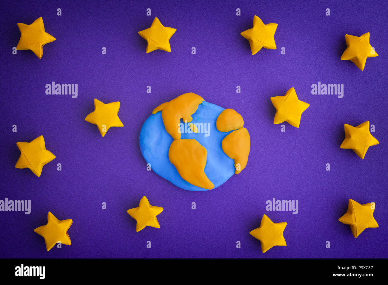 Il pianeta terra e cielo stellato di notte. Il pianeta terra è fatta fuori gioco di argilla (plastilina). Foto Stock