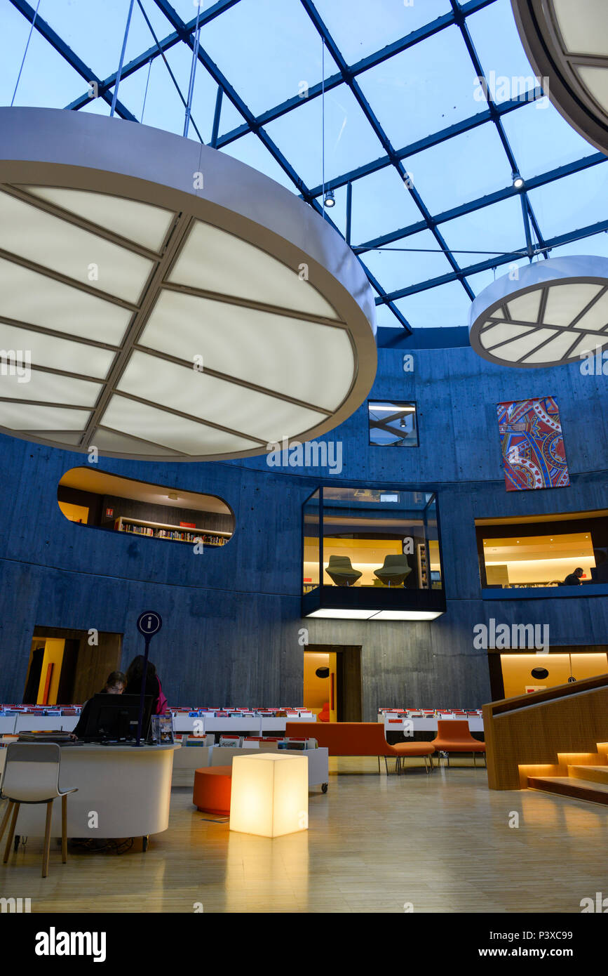 Le Havre (Francia settentrionale): l'Oscar Niemeyer Biblioteca entro il 'Petit Volcan' edificio (il piccolo vulcano) Foto Stock