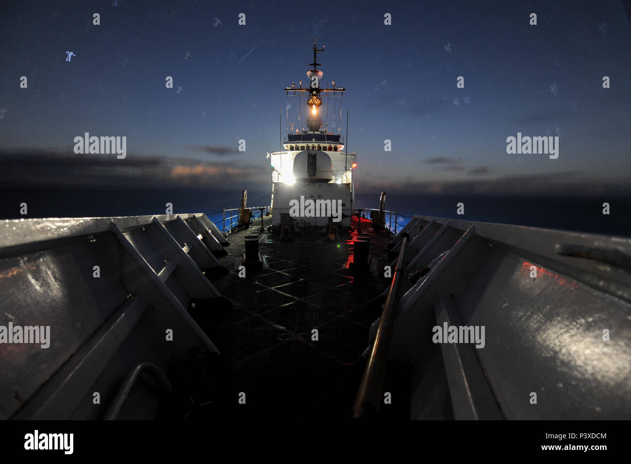 Il Guardacoste Mellon pattuglie del Nord Oceano Pacifico di notte Luglio 22, 2016. L'equipaggio del Mellon, un 378-piede alto-endurance homeported fresa a Seattle, è stato il pattugliamento in alto mare alla ricerca di illegale, non dichiarata e non regolamentata attività a sostegno del funzionamento del Pacifico del Nord di protezione. (U.S. Coast Guard foto di Sottufficiali di terza classe Frank Iannazzo-Simmons) Foto Stock