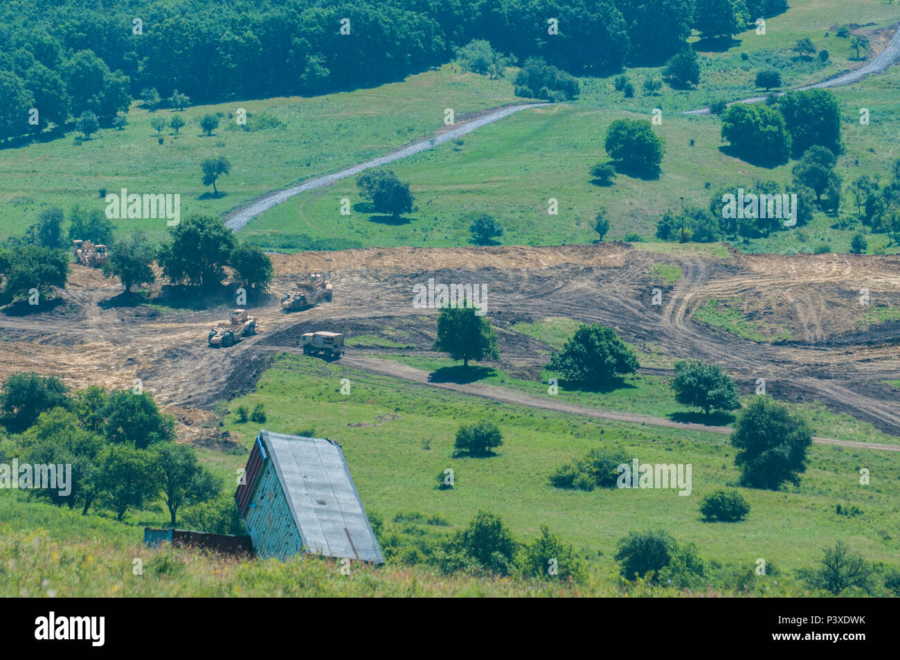 La riserva di esercito di ingegneri, ingegnere 926th brigata, azionare i raschiatori in formazione per spostare 100.000 metri cubi di sporco da una collina durante la risoluta Castello 17, in Cincu Romania, 14 luglio 2017. La risoluta Castello 2017 è un U.S. La riserva di esercito di led, Esercito degli Stati Uniti in Europa sponsorizzato, Multi-Component, ingegnere multinazionali Readiness esercizio di formazione. Il castello di risoluto migliora l'interoperabilità, rafforza la fiducia e garanzia di protezione tra nazioni partner, e a migliorare le infrastrutture, funzionalità e capacità a selezionare le posizioni. Foto Stock