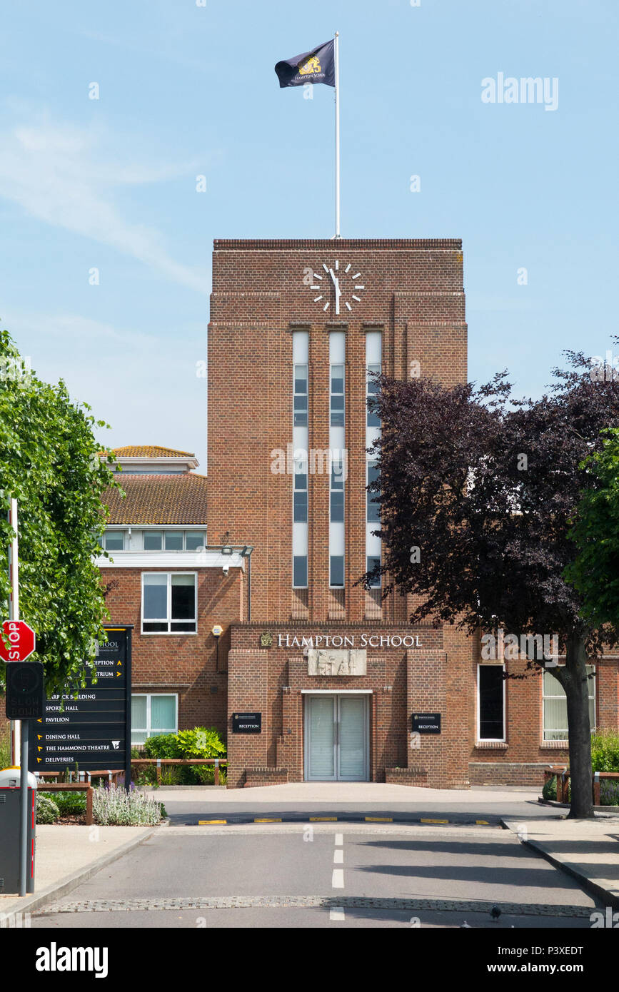 Davanti la facciata esterna di Hampton scuola con battenti bandiera. Si tratta di un giorno indipendenti scuola per ragazzi in Hampton, Londra. Regno Unito (99) Foto Stock