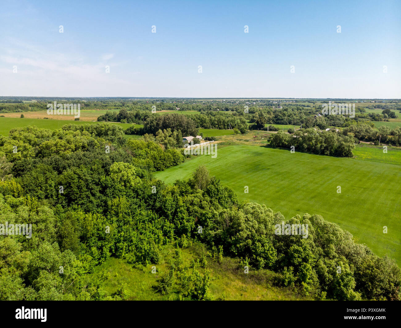 Vista da sopra alla campagna in estate nella regione di Lipetsk in Russia Foto Stock