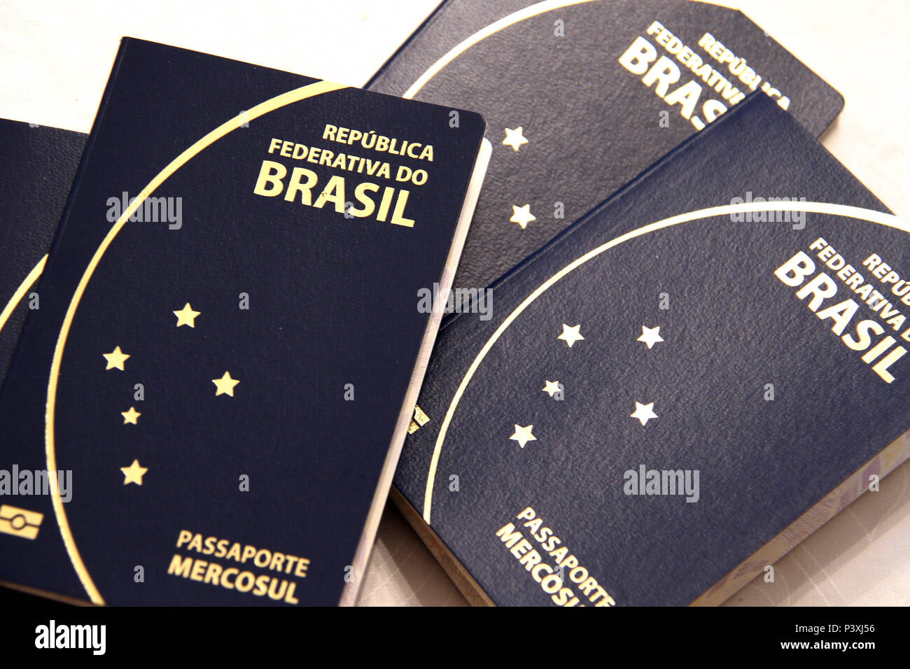 Novo comum passaporte Brasileiro atende ao padrão ICAO, Organizzazione Internazionale Aviazione Civile, e está sendo emitido no Brasil desde 2015. O passaporte tem capa de cor azul, padrão estabelecido pelo latina. Foto Stock