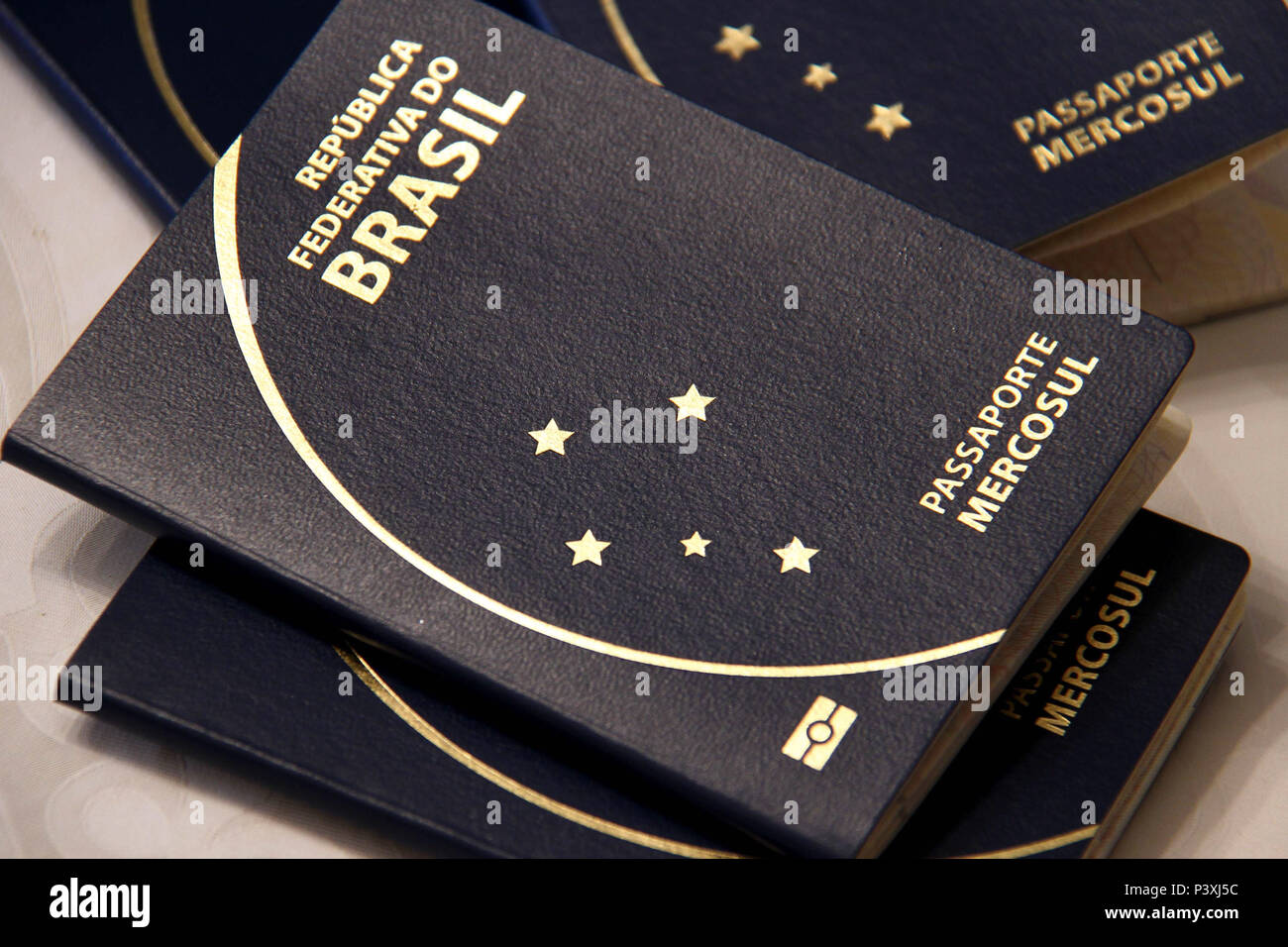 Novo comum passaporte Brasileiro atende ao padrão ICAO, Organizzazione Internazionale Aviazione Civile, e está sendo emitido no Brasil desde 2015. O passaporte tem capa de cor azul, padrão estabelecido pelo latina. Foto Stock