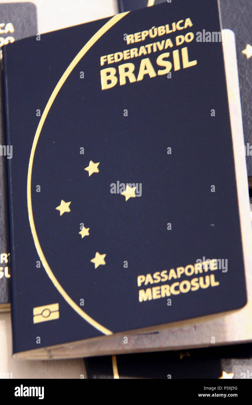 Novo comum passaporte Brasileiro atende ao padrão ICAO, Organizzazione Internazionale Aviazione Civile, e está sendo emitido no Brasil desde 2015. O passaporte tem capa de cor azul, padrão estabelecido pelo latina. Foto Stock