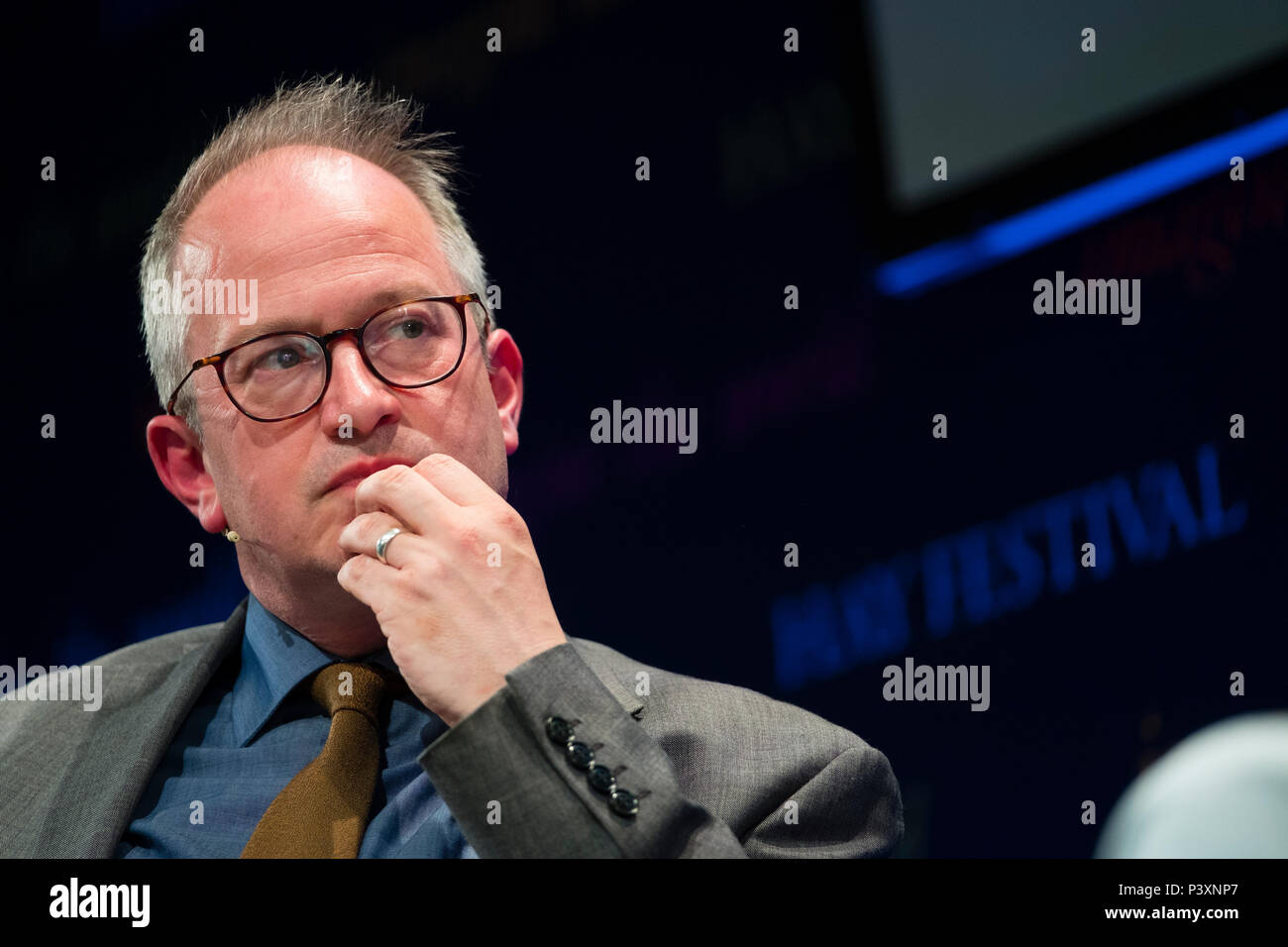 ROBIN INCE,, inglese comico, attore e scrittore. Egli è meglio conosciuto per la presentazione della BBC radio show infinito gabbia di scimmia con il fisico Brian Cox. Fotografato alla 2018 Hay Festival della letteratura e delle arti. Il festival annuale nella piccola cittadina di Hay on Wye sulle frontiere gallese , attrae scrittori e pensatori da tutto il mondo per dieci giorni di celebrazioni dei migliori della parola scritta, ma politico e il dibattito letterario Foto Stock