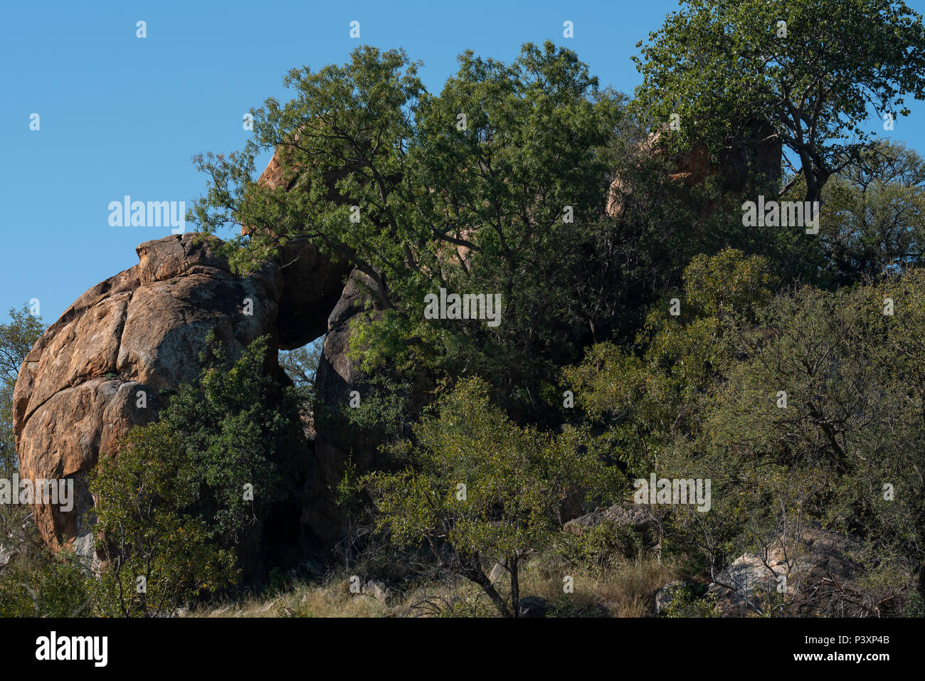 Un foro visibile attraverso alcune rocce che sono parte di un affioramento roccioso Foto Stock